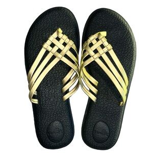 SANUK women’s yoga Metallica gold strappy sandals in size 6